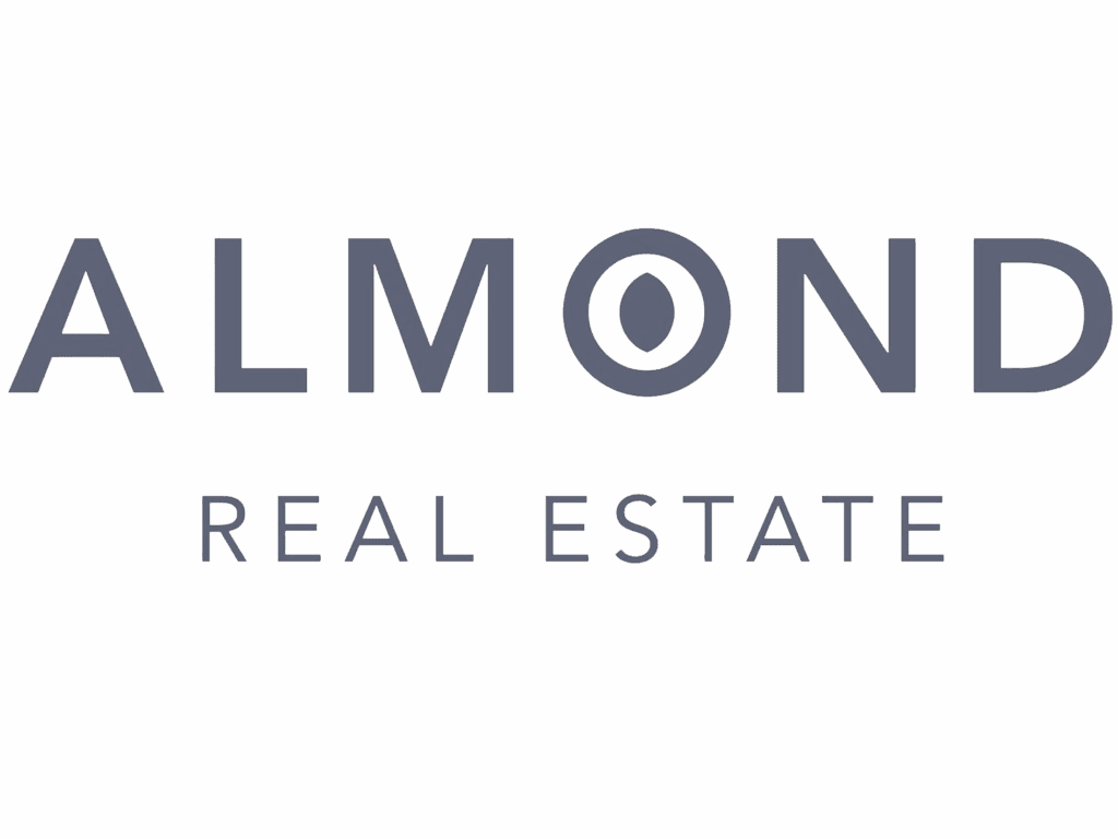 Logotipo de Almond Real Estate, agencia inmobiliaria colaboradora de Skor