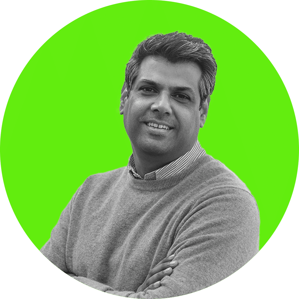 Miembro del equipo Skor sobre un fondo circular verde.