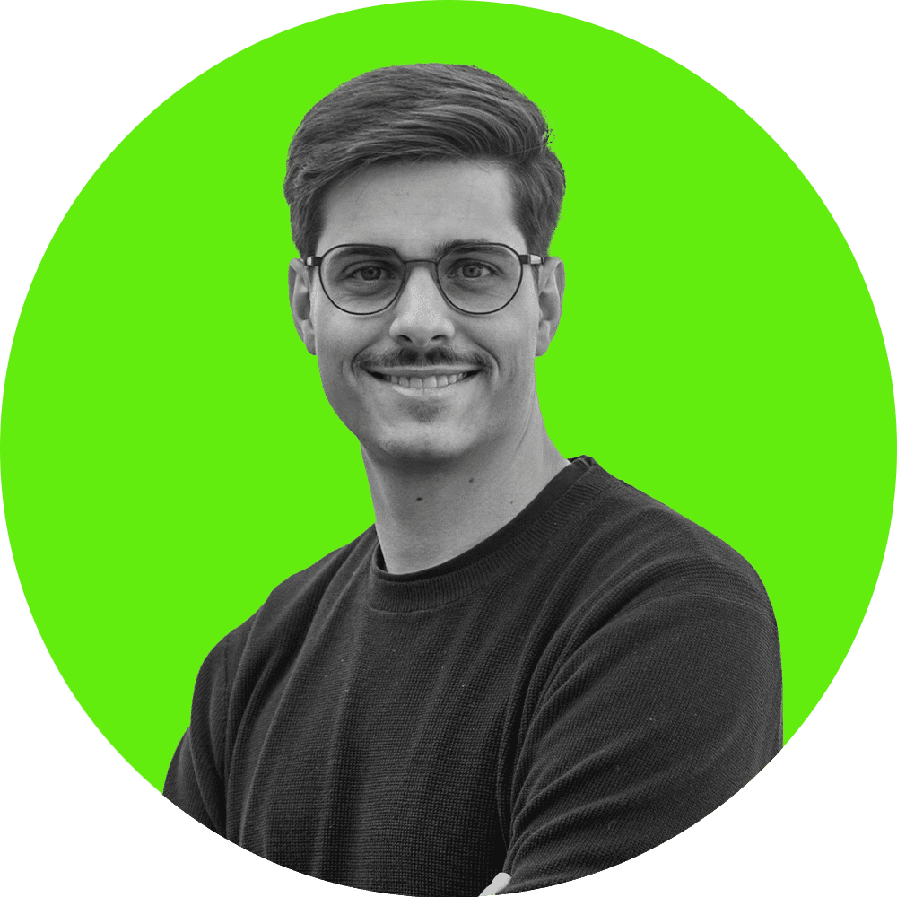 Miembro del equipo Skor sobre un fondo circular verde.