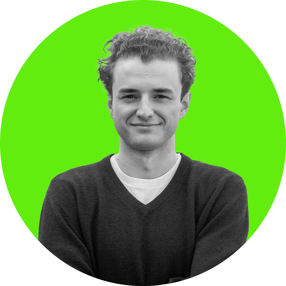 Miembro del equipo Skor sobre un fondo circular verde.