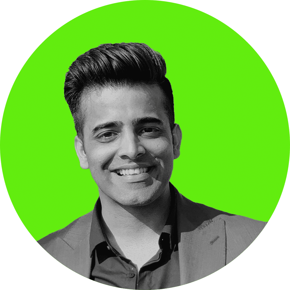 Miembro del equipo Skor sobre un fondo circular verde.