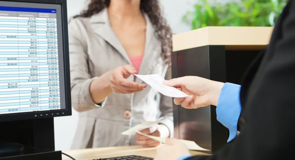 Chica revisando su solvencia financiera en el banco para alquilar una vivienda